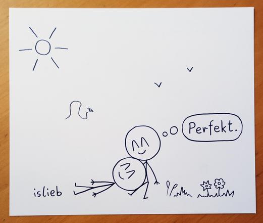 Eine einfache, handgezeichnete Strichzeichnung (islieb-Stil) mit blauem Kugelschreiber auf weißem Papier. Zu sehen sind zwei lächelnde Strichmännchen in einer festen, glücklichen Umarmung. Das vordere, rundliche Männchen hat nach hinten gestreckte Beine. Eine Sprechblase über dem umarmenden Männchen zeigt das Wort 'Perfekt.'. Im Hintergrund sind eine Sonne, Blumen und Naturmotive skizziert. Die Signatur 'islieb' befindet sich unten links.